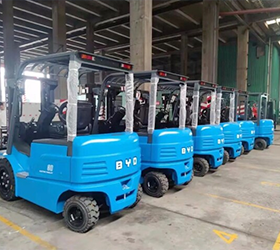 通力合作！比亞迪叉車(chē)助力某玻璃生產(chǎn)企業(yè)清潔生產(chǎn)